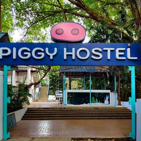 Piggy Calangute By Urban Nomads - Dorms & Pvt Rooms Гоа Экстерьер фото